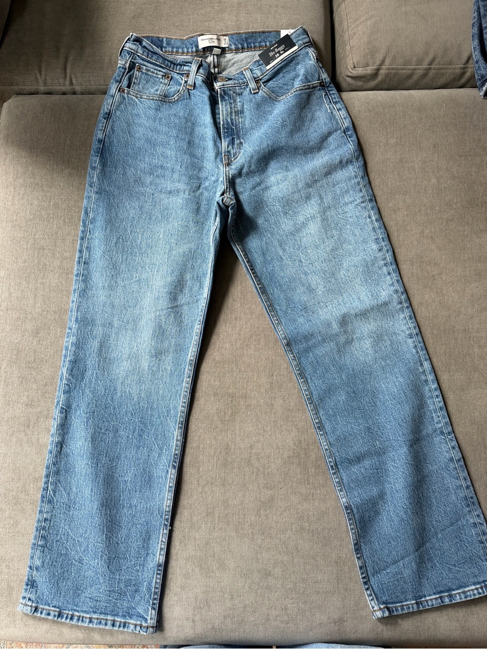 NWT Abercrombie & Fitch The Baggy Mid Rise Curve Love Jeans 28 Medium Wash